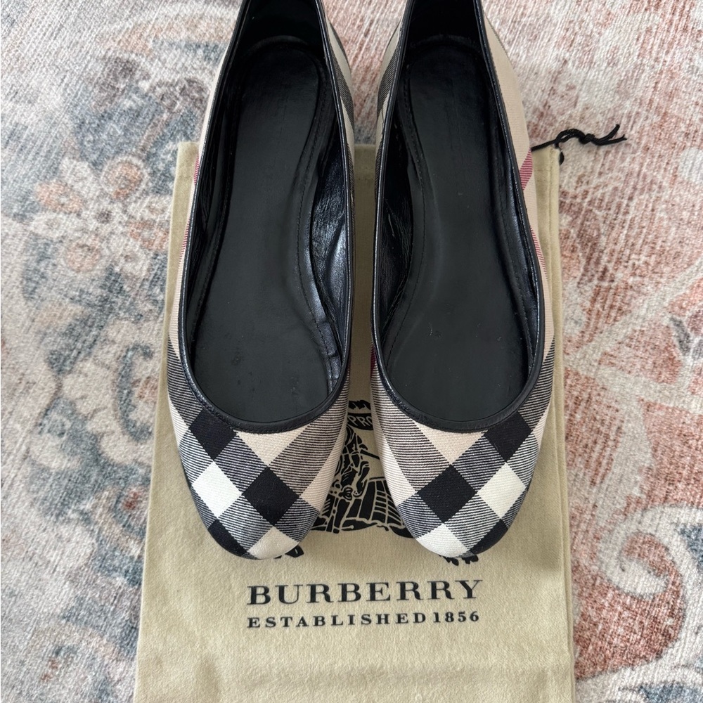 Burberry Classic Checkered Flats in Black and Cream